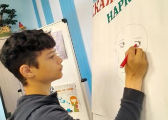 «Пока беда не постучалась в дверь»: как мы говорили с подростками о наркотиках