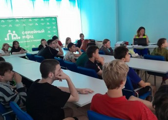 «Пока беда не постучалась в дверь»: как мы говорили с подростками о наркотиках